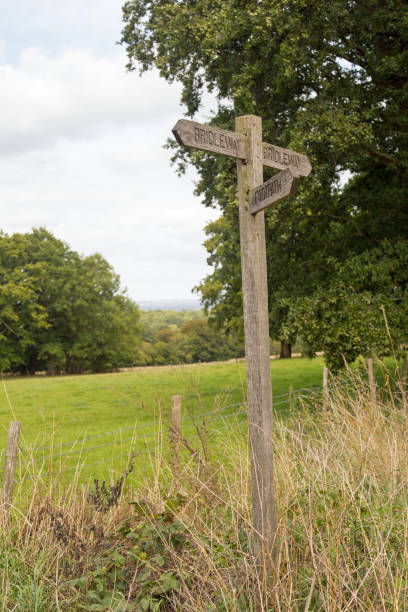 poste indicador de madera para un bridleway - bridle path fotografías e imágenes de stock