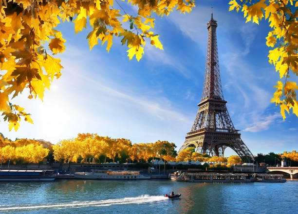 seine and eiffel tower in autumn - seine river paris france france famous place imagens e fotografias de stock