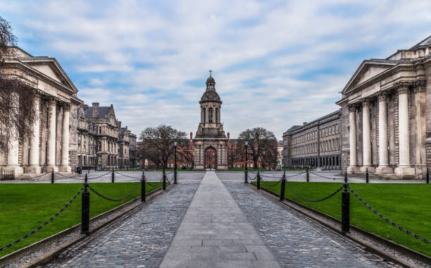 trinity college de dublín irlanda - dublín fotografías e imágenes de stock