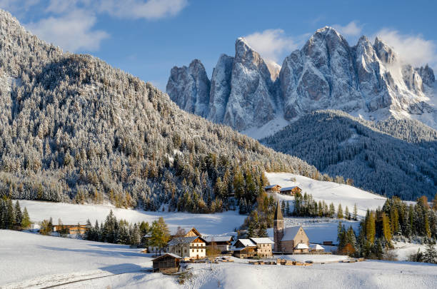 village de st. magdalena avec montagnes des dolomites en hiver - magdalena photos et images de collection