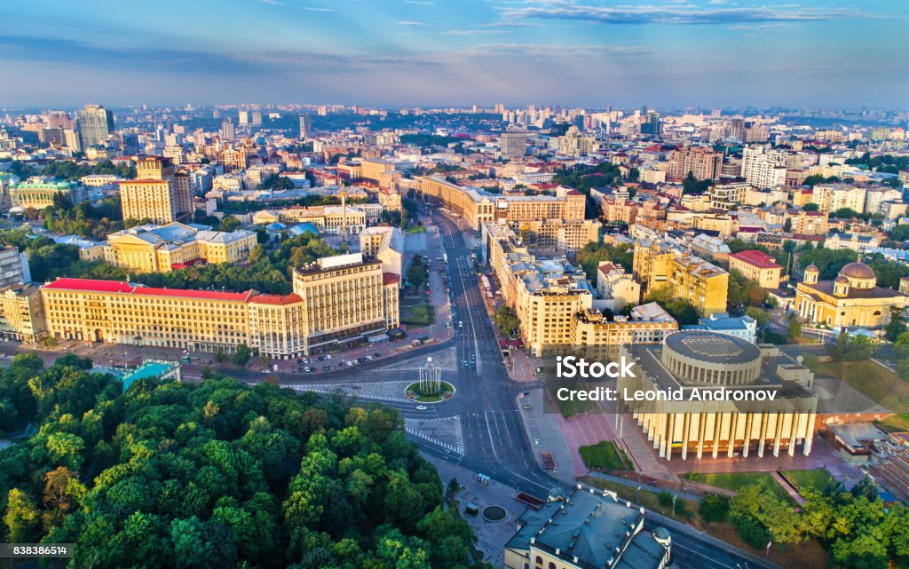 Veduta aerea di Khreshchatyk, Piazza Europea e Casa Ucraina nel centro della città di Kiev - Foto stock royalty-free di Kiev