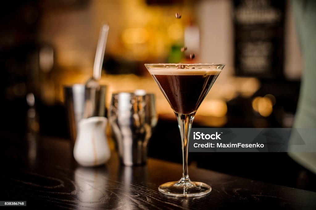 barman ingericht espresso cocktail drinken witte schuim koffieboon - Royalty-free Martini Stockfoto