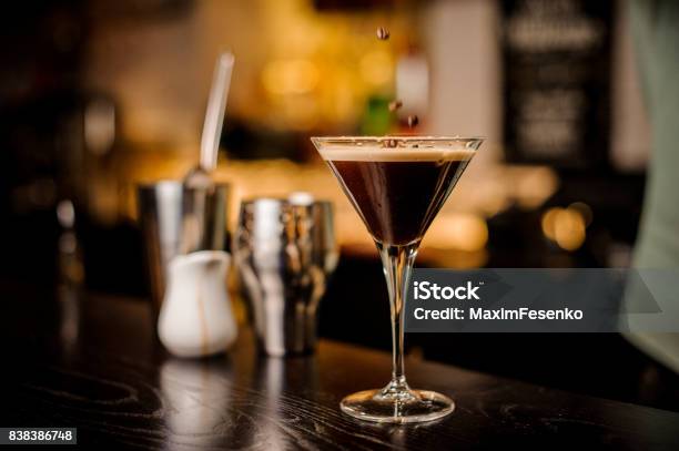 Barman Ingericht Espresso Cocktail Drinken Witte Schuim Koffieboon Stockfoto en meer beelden van Martini