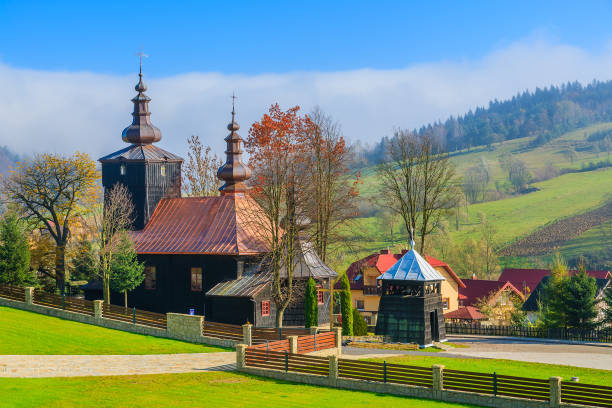 antica chiesa cattolica ortodossa in legno nel villaggio di banica nella soleggiata giornata autunnale, monti beskid niski, polonia - cross autumn sky beauty in nature foto e immagini stock