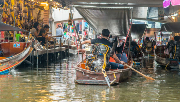 schwimmender markt, bangkok, thailand - stand up paddling stock-fotos und bilder