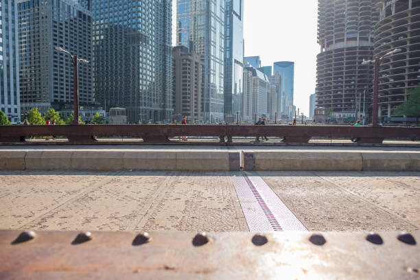 nahaufnahme von der straße auf einer brücke downtown chicago - rusty city life metal rust stock-fotos und bilder