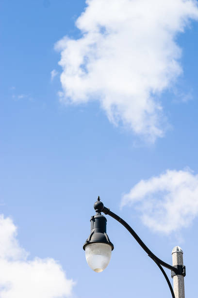 ビンテージ treet 正午青空光 - clear sky contrasts cloud high contrast ストックフォトと画像