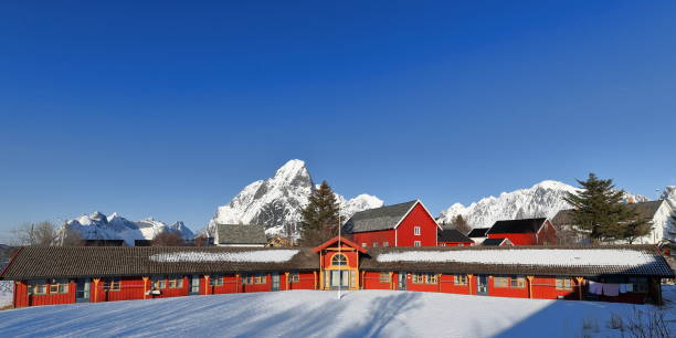 lange rote hütte-rorbu in reine dorf. olstinden-klokktinden-lilandstinden-festhaeltinden-halterungen hintergrund. lofoten-nordland-norway.0304 - birch tree tree downy birch white stock-fotos und bilder