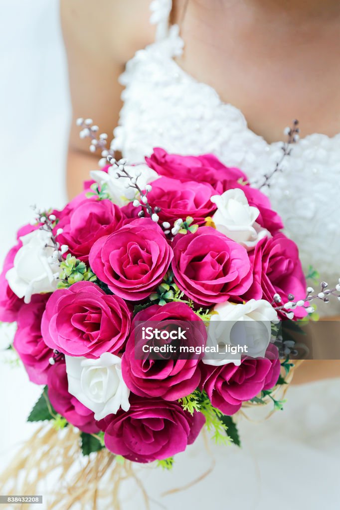 Foto de Noiva Segurando Um Buquê De Casamento Roxo E Branco De Flores Noiva  Com Buquê De Casamento e mais fotos de stock de Arranjo - iStock