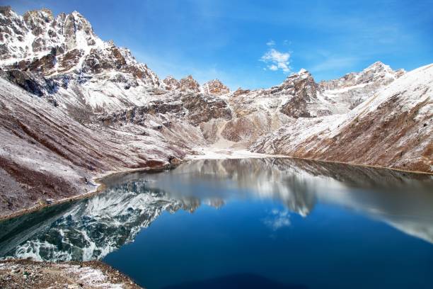 dudh pokhari lago cholatse y phari lapche pico - renjo la fotografías e imágenes de stock