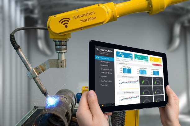 progetta a mano utilizzando tablet, macchina a braccio robot di automazione pesante in fabbrica intelligente industriale con applicazione di sistema di monitoraggio in tempo reale tablet. industria 4° concetto iot. - car industry robot arm car plant foto e immagini stock