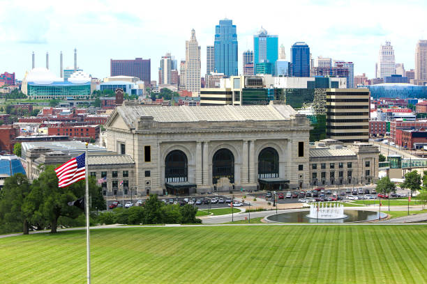 kansas city missouri gare union skyline - centre de spectacles photos et images de collection