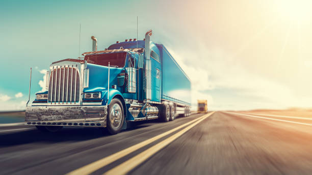 le camion s’exécute sur l’autoroute. - industry truck semi truck trucking photos et images de collection