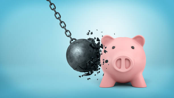 renderização 3d de uma bola de demolição preta balançando se quebra quando colide com um grande banco piggy - wrecking ball destruction chain sphere - fotografias e filmes do acervo