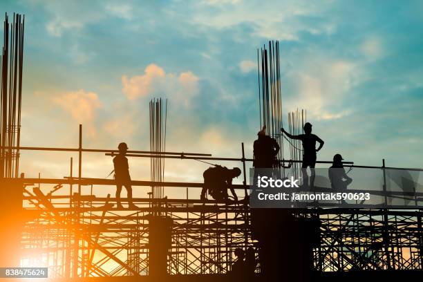 Silhouette Der Ingenieur Und Bau Team Sicheres Arbeiten Auf Gerüsten Am Hochhaus Über Unscharfen Hintergrund Sonnenuntergang Pastell Für Industriehintergrund Mit Leichten Messe Stockfoto und mehr Bilder von Baustelle