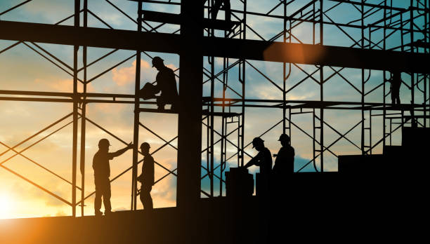 silhouette der ingenieur und bau team sicheres arbeiten auf gerüsten am hochhaus. über unscharfen hintergrund sonnenuntergang pastell für industrie-hintergrund mit leichten messe - safety meeting construction site construction stock-fotos und bilder