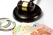 rihcterhammer-geld-und-handschellen.jpg?b=1&s=170x170&k=20&c=oGo12pDLmS5W2F549MzM_1zyE1eDh-eGbObwY4Jr4sw=
