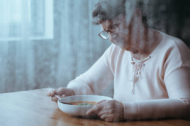 여자 식사 수프 - eating depression sadness expressing negativity 뉴스 사진 이미지