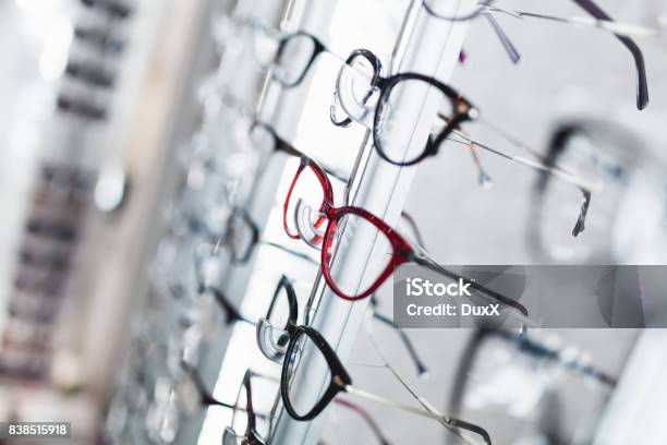 Tienda De Gafas Foto de stock y más banco de imágenes de Optometrista - Optometrista, Gafas, Optometría