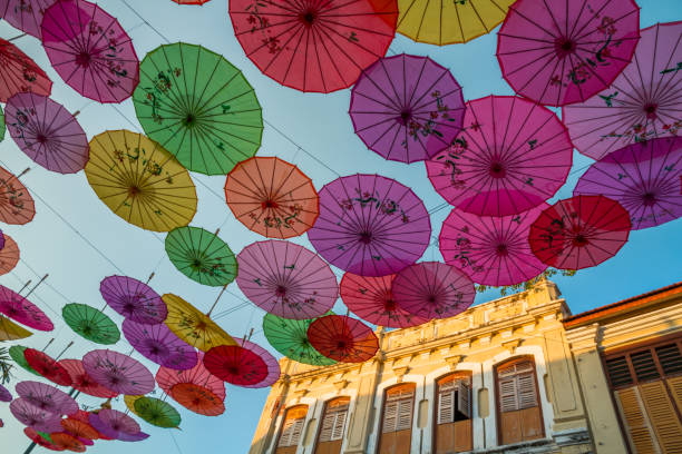 sombrillas de colores en el cielo - rainbow umbrella descriptive color multi colored fotografías e imágenes de stock