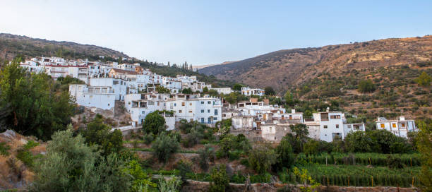 la recherche à travers le village d’alpujarran de mecina alfahar vers la sierra de la contraviesa, grenade - las alpujarras photos et images de collection