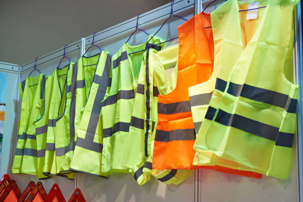 gilets réfléchissants, de couleurs pour les chauffeurs et ouvriers de la route - red vest photos et images de collection