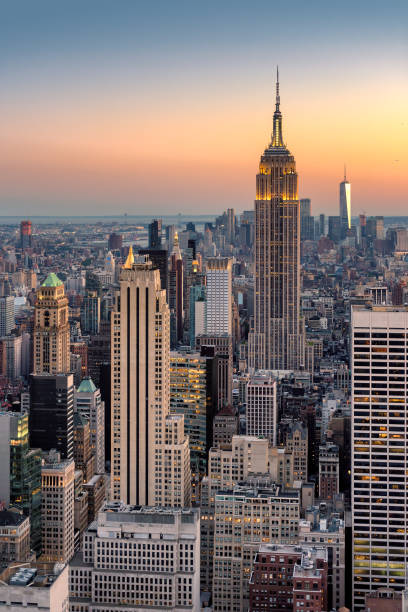 new york skyline au coucher du soleil - new york city new york state skyline manhattan photos et images de collection