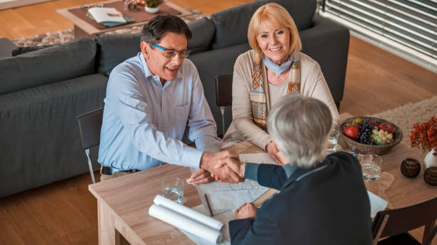 arquitecto estrecharme la mano con el hombre - couple blond hair social gathering women fotografías e imágenes de stock