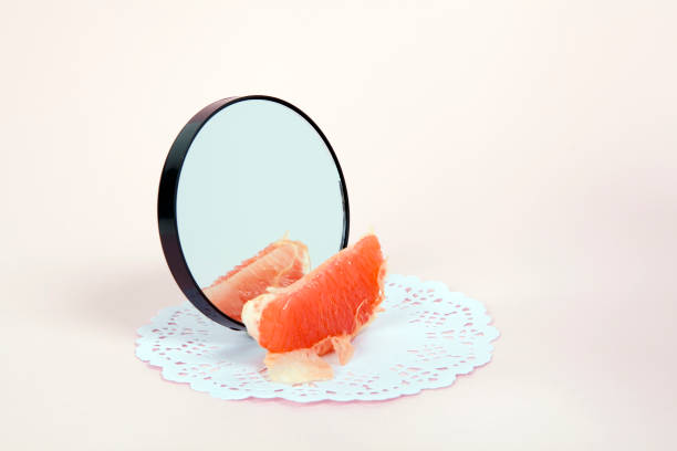 miroir de pamplemousse - doily freshness raw sweet food photos et images de collection