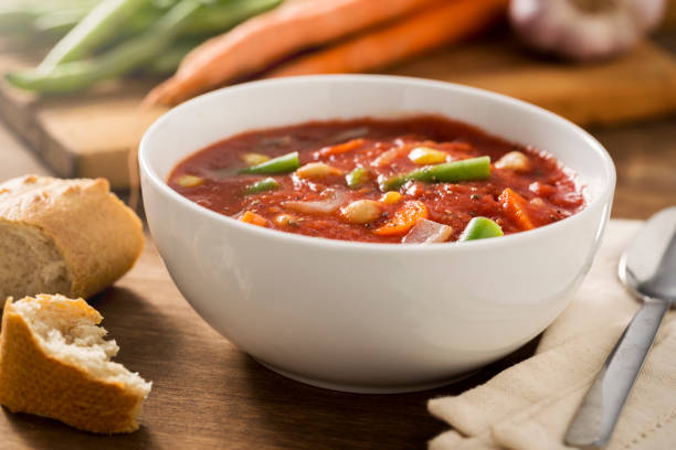 suculento plato de sopa de verduras - sopa de verduras fotografías e imágenes de stock