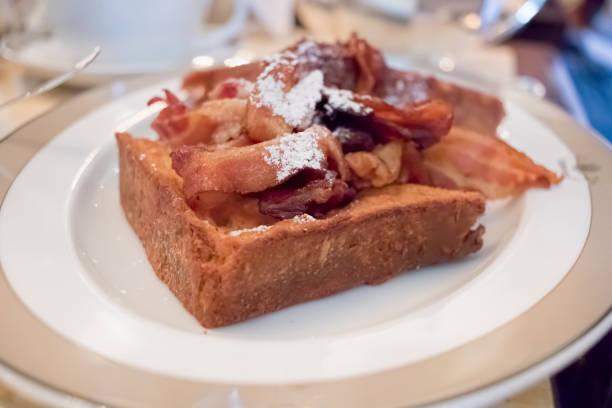 tostadas francesas con bacon crujiente - french toast breakfast luxury toast fotografías e imágenes de stock