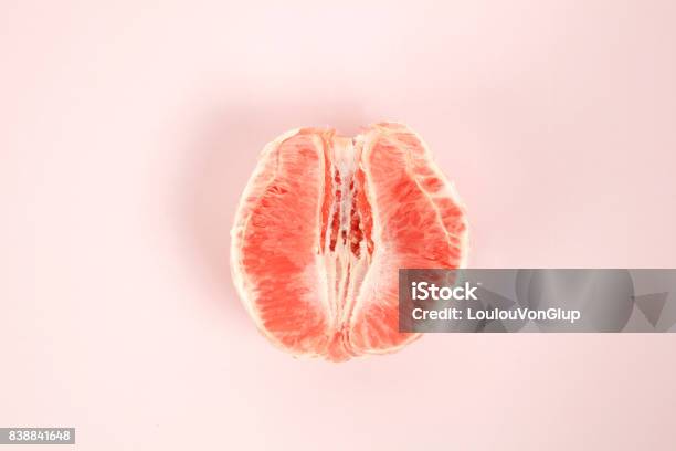 Pomelo Medio Pelado Foto de stock y más banco de imágenes de Pomelo - Pomelo, Fruta, Sensualidad