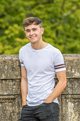 teenager-in-einem-park-an-einem-warmen-sommertag.jpg?b=1&s=170x170&k=20&c=pQEjNOEaXzbwVIkhyLMDxu2FF5pXJPK2OmH-1tdCui0=