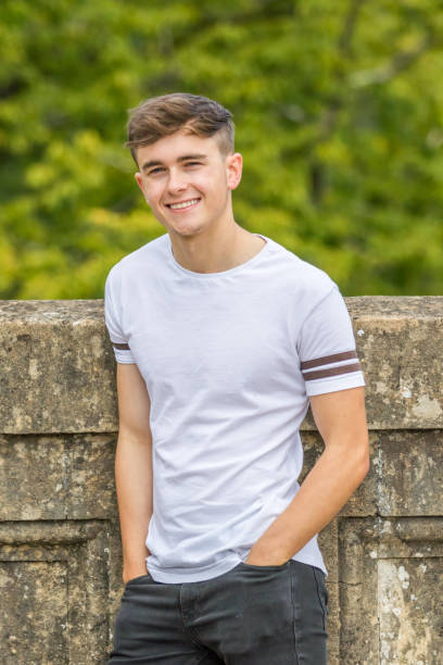 teenage boy in a park on a warm summers day - 16 imagens e fotografias de stock