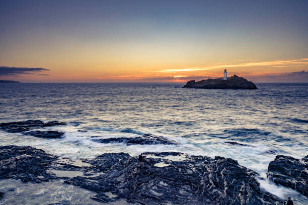 приключения, исследуя дикую природу в великобритании - корнуолл - godrevy lighthouse фотографии стоковые фото и изображения