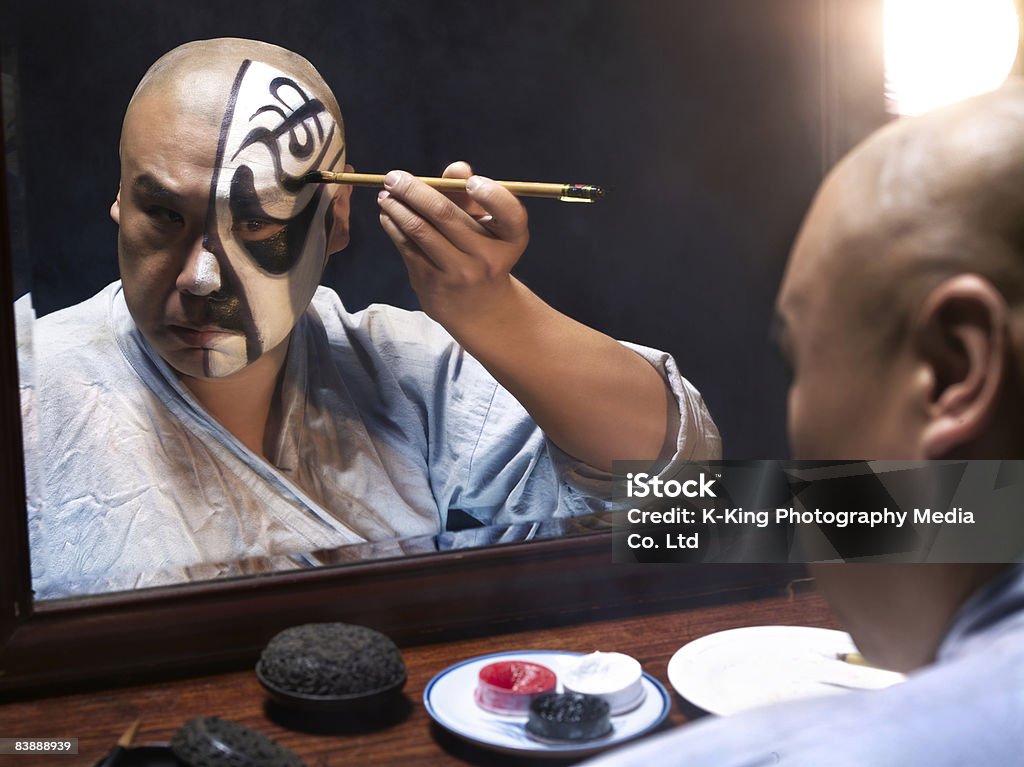 Mann Auftragen von Make-up für die Chinesische Oper - Lizenzfrei Schauspieler Stock-Foto