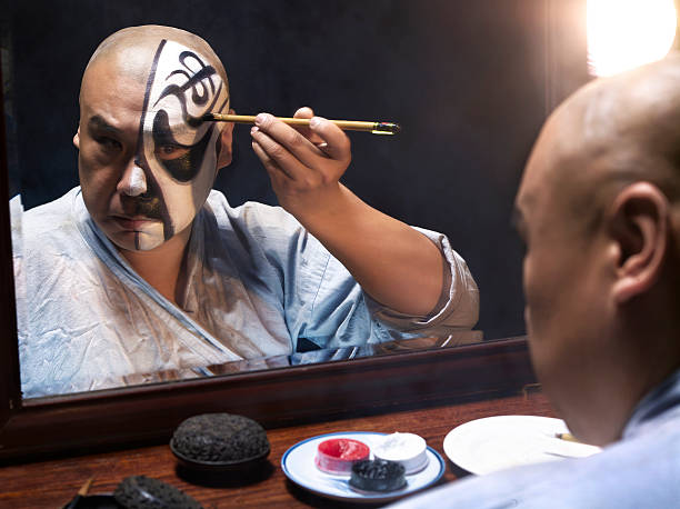 男性用メイクアップの中国オペラを適用 - beijing opera ストックフォトと画像