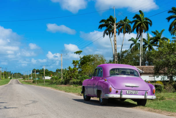 zaparkowany amerykański różowy chevrolet klasyczny samochód na bocznej ulicy na autostradzie do hawany kuba - serie kuba reportaż - cuba cuban culture car collectors car zdjęcia i obrazy z banku zdjęć