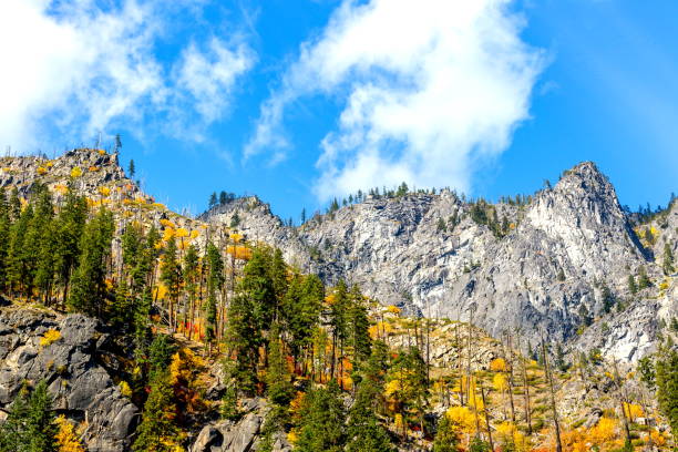 sfondo autunnale a leavenworth,wa - leavenworth foto e immagini stock