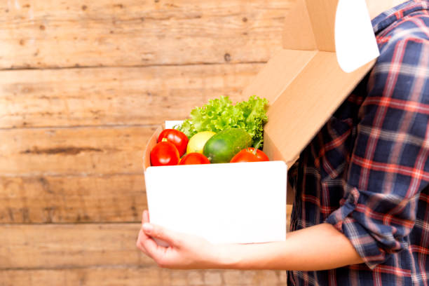 caixa de frutas e legumes orgânicos frescos entregues para a casa - conceito de serviço de compras on-line - tomato women green market - fotografias e filmes do acervo