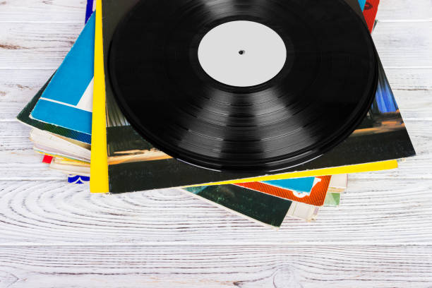 pile de vieux disques vinyles sur fond en bois - collection furniture musical equipment packaging photos et images de collection