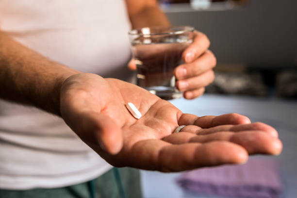 należy zawsze przestrzegać przepisanego leczenia - drinking water drink men zdjęcia i obrazy z banku zdjęć