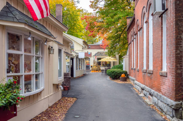 tiendas tradicionales a lo largo de un callejón estrecho - berkshire hills fotografías e imágenes de stock