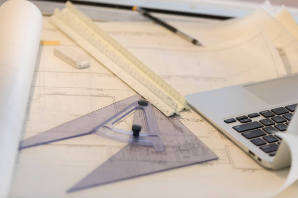 closeup de herramientas de redacción de arquitectura, planos y portátil - drafting ruler architecture blueprint fotografías e imágenes de stock