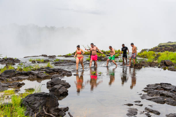 río de zambezi en la isla de livingstone - livingstone island fotografías e imágenes de stock