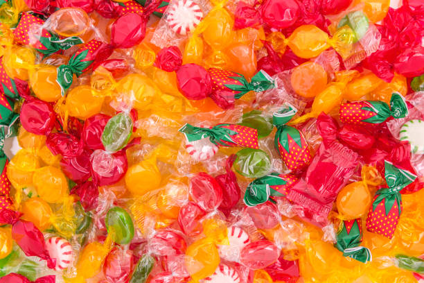 сладкие конфеты - hard candy candy wrapped pick and mix стоковые фото и изображения
