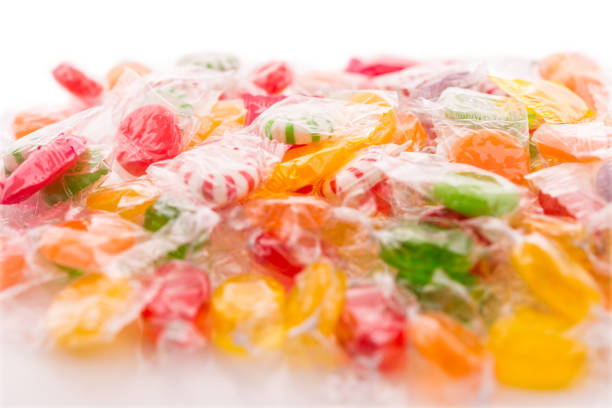 сладкие конфеты - hard candy candy wrapped pick and mix стоковые фото и изображения