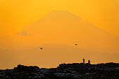 夕暮れ時の富士山の人々のシルエット