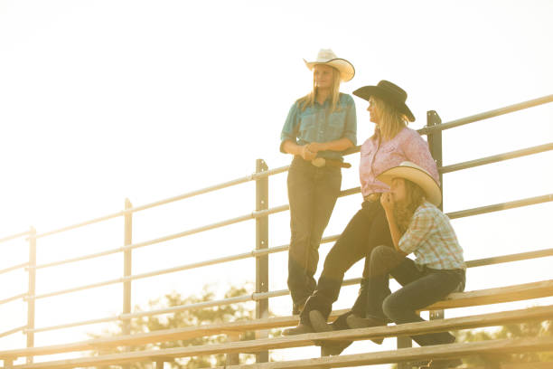 cow-girls dans les gradins de rodeo - sport parent bleachers family photos et images de collection