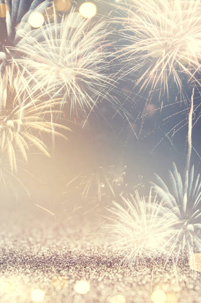 fuochi d'artificio e bokeh a capodanno e spazio per il testo. vacanza di sfondo astratta. - new year eve foto e immagini stock
